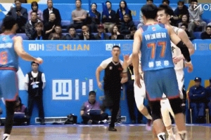 强度不小！黄荣奇&郭昊文对抗产生小摩擦后者推人被吹进攻犯规！